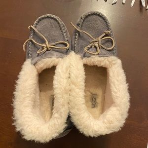 Women’s Ugg Slippers- grey size 7!